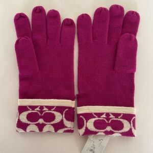 Coach signature C merino wool gloves in purple raspberry. One size NWT